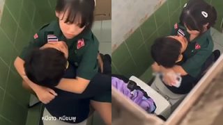 คลืปหลุด นักเรียนไทย แอบเย็ดกันในห้องน้ำ โดนเพื่อนแอบถ่ายคลิป ประเด็นคือน้องโคตรน่ารัก ห้ามพลาด
